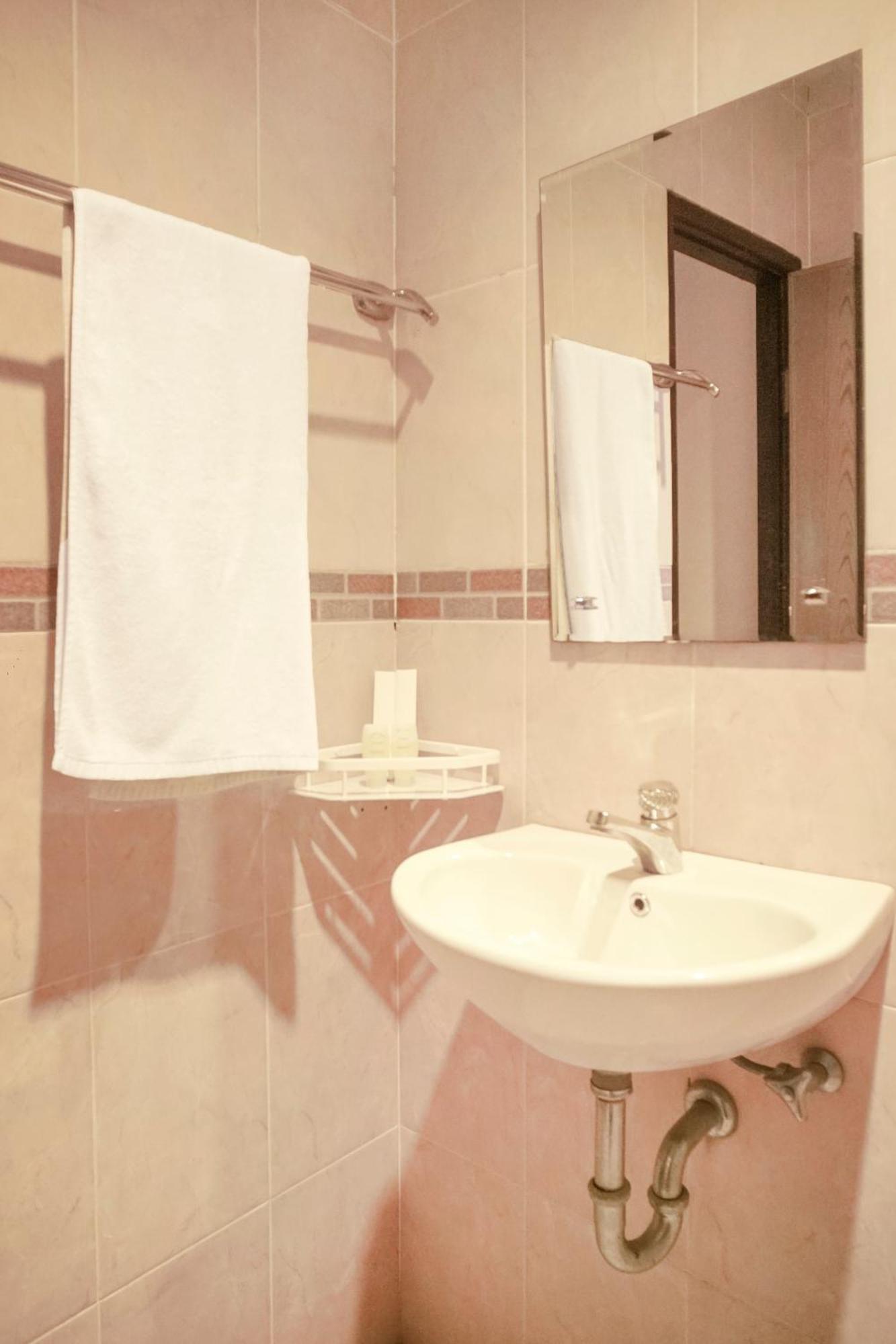 Capital O 142 Hotel Al Furqon Syariah Palembang Dış mekan fotoğraf
